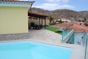 莫甘Villa Sunset Tauro的一座带游泳池和庭院的房子