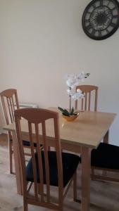 阿斯隆Glen Abhainn Standard Budget Accommodation的一张带两把椅子的木桌和一个花瓶