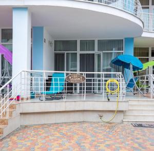 卡罗利诺-布加兹Apartament First Line的阳台,带椅子和遮阳伞