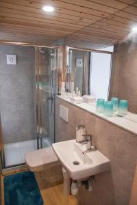 布达考拉斯LupaGlamping的一间带水槽和淋浴的浴室