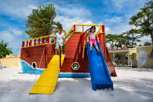 辛普森湾Simpson Bay Resort Marina & Spa的操场上滑梯上的男孩和女孩
