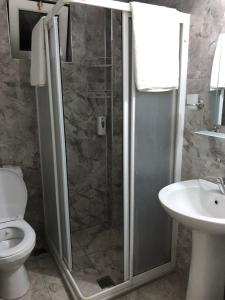 安塔利亚Meltem Otel的带淋浴、卫生间和盥洗盆的浴室