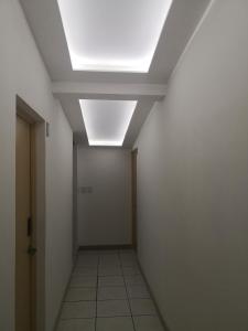 危地马拉Apartments and Rooms Distecon的走廊上设有天花板和灯