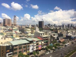 高雄纸飞机高雄青年旅馆的城市景观,城市建筑和街道