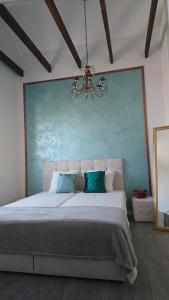 文茨皮尔斯VILLA FLORANCE apartments with terraces & parking的一间卧室配有一张大床和一个吊灯。