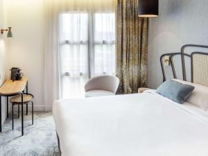 埃尔顿奥尔良港索隆美居酒店 的卧室配有白色的床和窗户。