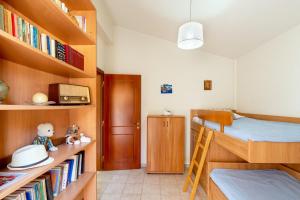 古卡斯特隆Villa Aiolos的小房间设有双层床和书架
