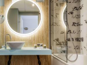 埃尔顿奥尔良港索隆美居酒店 的一间带水槽、镜子和淋浴的浴室