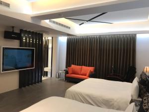 龙潭凯虹汽车旅馆的酒店客房设有两张床和一台平面电视。