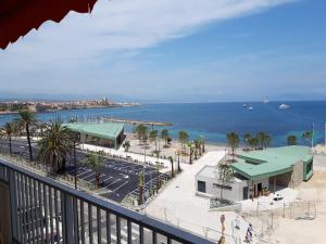 昂蒂布Antibes: A nest perched on the sea!的阳台享有海景。