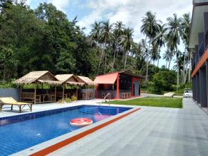塔林甘海滩Samui Hills的一个带凉亭的度假游泳池