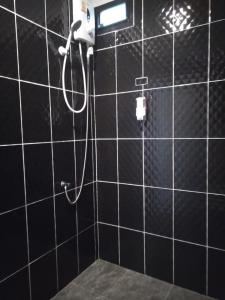 塔林甘海滩Samui Hills的带淋浴的黑色瓷砖浴室