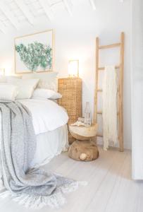长岛Elysian Luxury Eco Island Retreat的一间卧室配有一张床和一张木桌