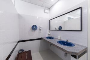 北榄Napa Hostel Samrong Station的浴室设有2个水槽和镜子