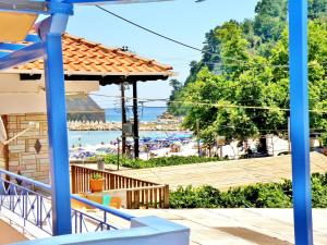 斯卡拉伯塔麦斯Studios Elina的蓝色圆柱的度假村享有海滩美景