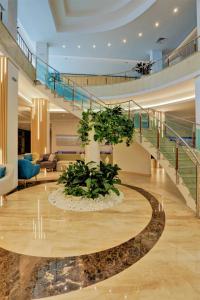 金沙MiRaBelle Hotel - Half Board Plus & All Inclusive的大堂设有螺旋楼梯和植物