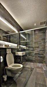 迈林根Loft4two的一间带卫生间和水槽的浴室