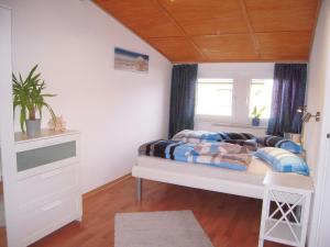 巴特"Mastkoje"的一间小卧室,配有床和窗户