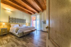 布德里奥Agriturismo Podere Amati的一间卧室配有一张床,铺有木地板