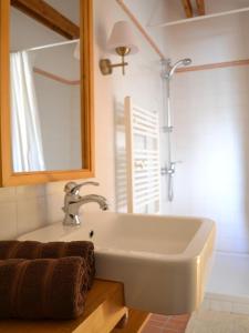 艾尔德贝涅途燕旅馆的一间带水槽和镜子的浴室