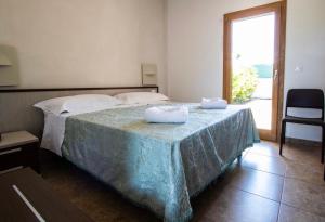 卡洛维诺Hotel Eden的一间卧室配有一张床,上面有两条毛巾