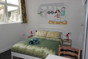 诺丁汉混合冰屋旅舍的一间卧室配有一张床、一张桌子和一个窗户。