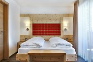 科瓦拉因巴迪亚加尼拉特兰奎利戴酒店的一间卧室配有一张红色墙壁的床