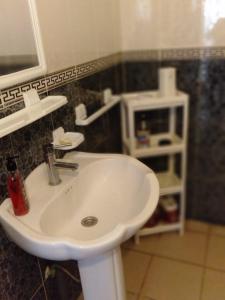 拉巴特Dar Tsouli的客房内的白色盥洗盆浴室