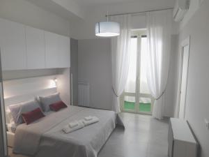 巴勒莫Palermo Relax的白色的卧室设有床和窗户