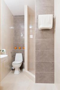 拉多姆Hostel CENTRUM的白色的浴室设有卫生间和水槽。