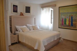 科托尔Apartmani Art Karampana的一间卧室配有一张带白色床单的床和一扇窗户。