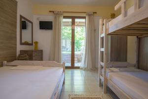 沃尔沃罗Maria Village的一间卧室设有两张双层床和滑动玻璃门