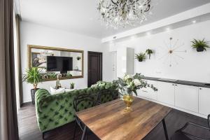 考纳斯Four Luxury flats的客厅配有桌子和绿色沙发