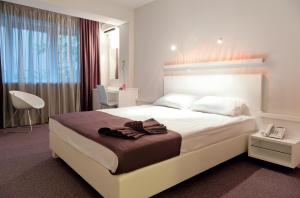莱昂纳多酒店 客房内的一张或多张床位