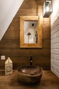 格但斯克哥特别墅酒店的一间带石制水槽和镜子的浴室