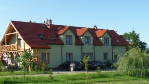 米科瓦伊基Eko Zagroda Bocianie Gniazdo的一座红色屋顶的大房子