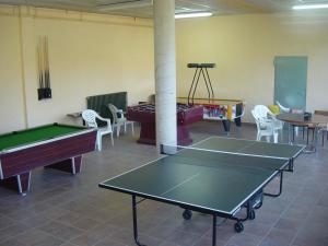 里贝斯的弗里瑟瓦尔德里柏斯营地酒店的配有乒乓球桌和椅子的房间