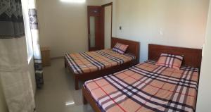 顺化Gia Anh Guesthouse的小型客房配有两张床,