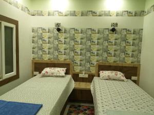 普里Madhusmruti的两张床铺位于带照片的墙壁内