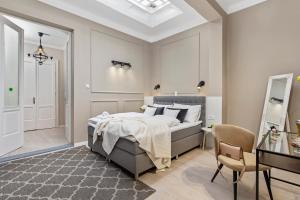 里耶卡Apartments Carpathia的卧室配有一张床和一张桌子及椅子