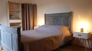 滨海圣布里阿克Gite la Ville Brunet的一间卧室配有一张床和两个带灯的床头柜