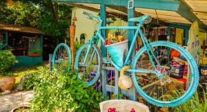 哈戈什里姆刷子清风山林小屋的一辆蓝色的自行车附着在栅栏上