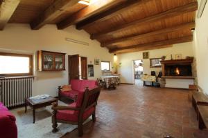 圣塞波尔克罗Agriturismo Il Giardino的客厅设有红色的沙发和壁炉