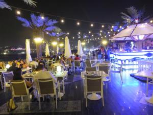 朱尼耶Lamedina Hotel & Resort的一群人晚上坐在餐馆的桌子上