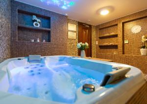 帕利克Hotel & Spa PALIĆ RESORT的浴室里设有一个大型蓝色浴缸