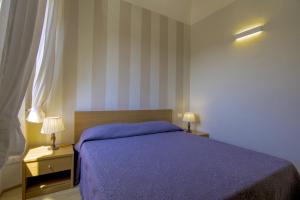 里奥内莱尔巴CASA BICE的一间卧室配有紫色的床和2个床头柜
