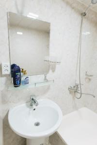 撒马尔罕Trip.LE Hostel Samarkand的白色的浴室设有水槽和镜子