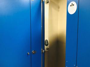 代尔特布雷Alberg Deltebre Xanascat的储物柜里一对蓝色的门