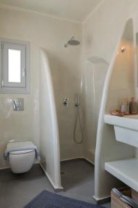 易莫洛林Bianco Diverso Suites的带淋浴、卫生间和盥洗盆的浴室