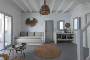 易莫洛林Bianco Diverso Suites的客厅配有沙发和桌子